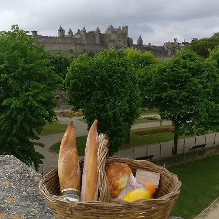 Vue Imprenable Sur La Cite Medievale : 6 Couchages.
